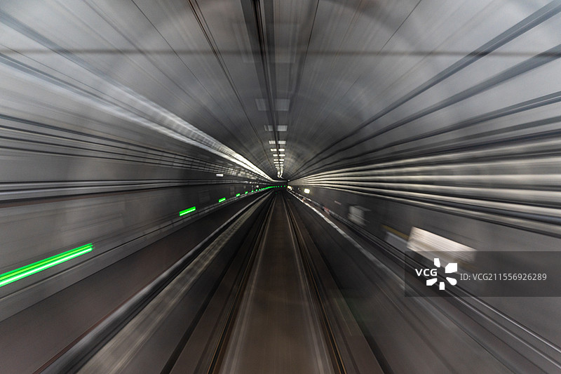 地铁隧道里的时空隧道图片素材