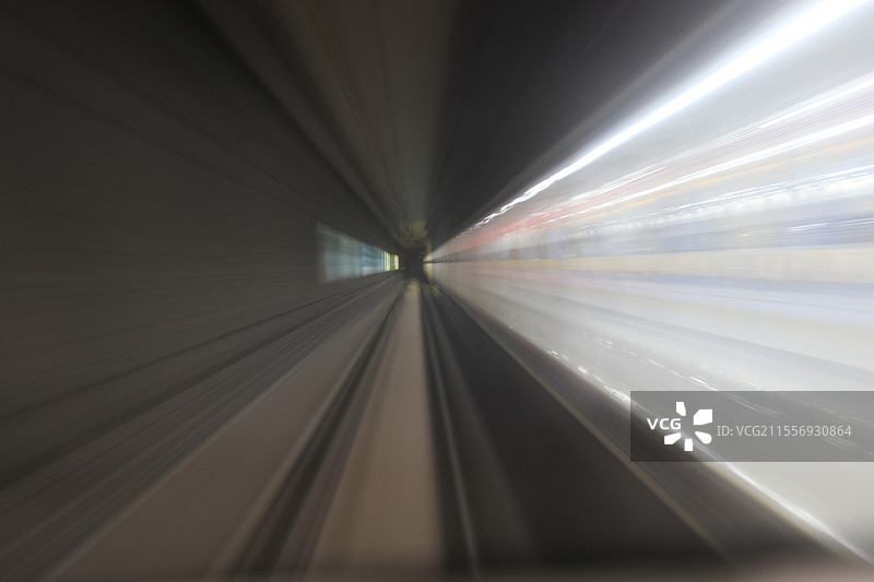 穿梭在地铁隧道中 地铁隧道内部拍摄场景图片素材