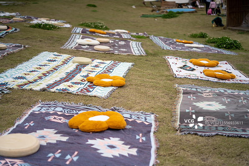 露营基地户外草地上的瑜伽垫图片素材