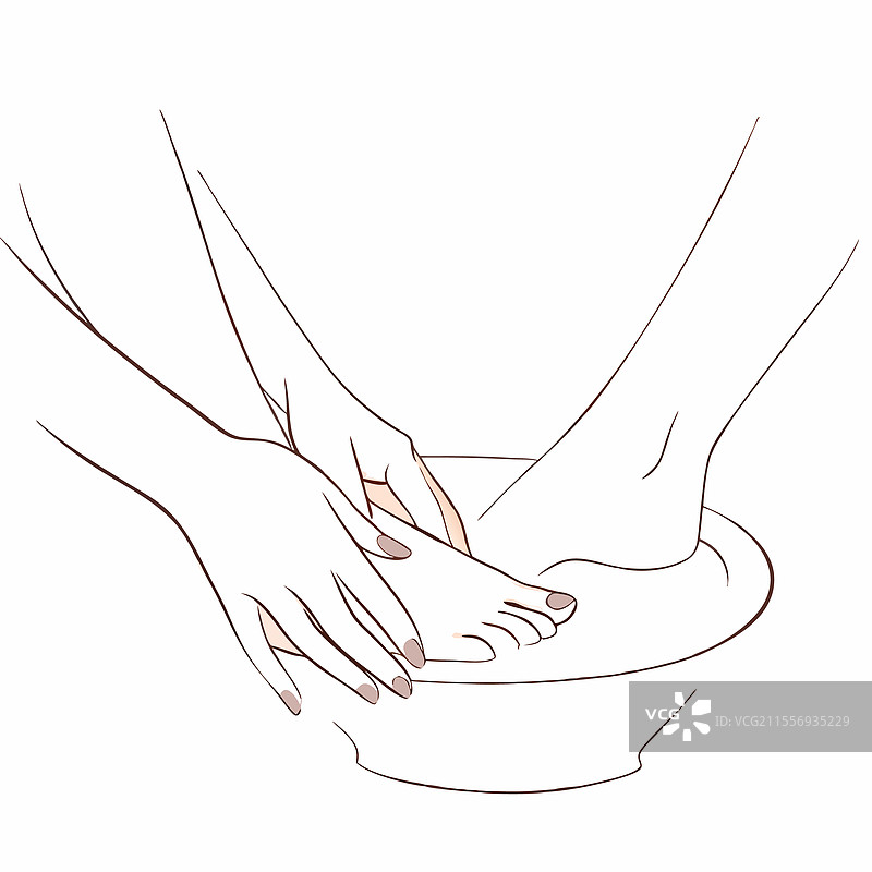 手轻柔地在水疗碗中洗脚图片素材