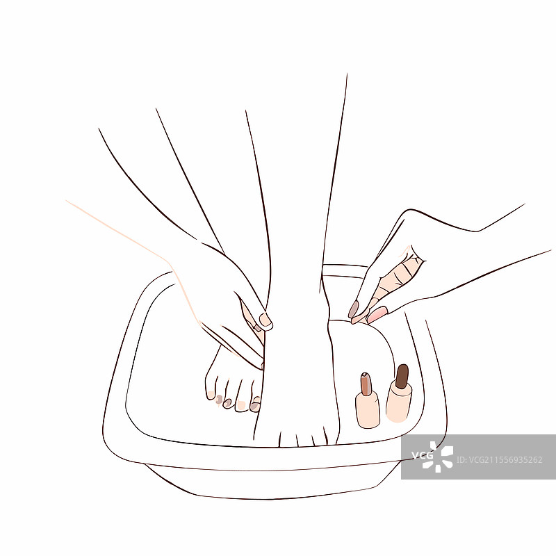 手轻柔地在水疗碗中洗脚图片素材