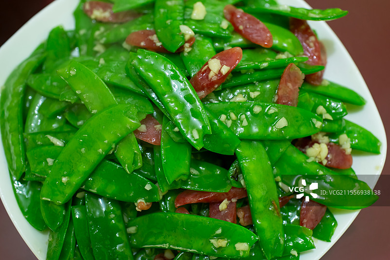 美食之蒜香荷兰豆炒腊肠图片素材