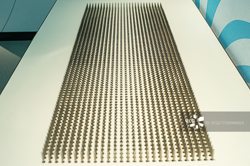 中国科技馆拍摄主题，成一排的钉子装置，压在上面感受重力，室内无人图像摄影图片素材