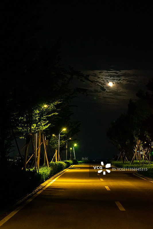 中国公共建筑照明设备拍摄主题，夜晚的城市街道停车场和天空的满月，户外夜晚无人图像摄影图片素材