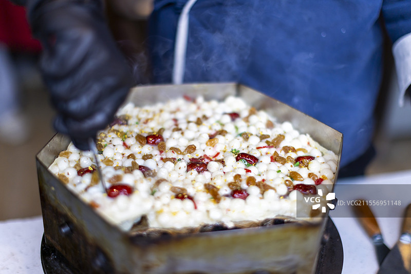 江南美食梅花糕制作图片素材