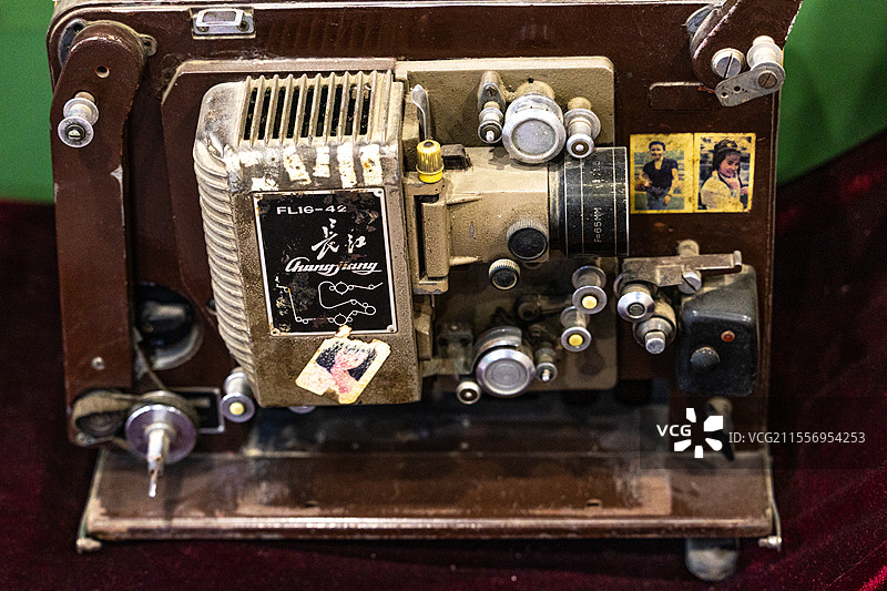 桌上旧打字机的特写镜头图片素材