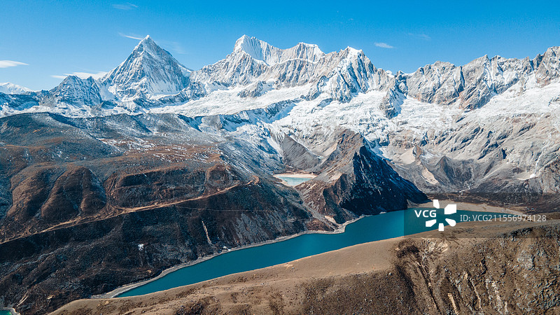 库拉岗日山脚下的白马林措图片素材