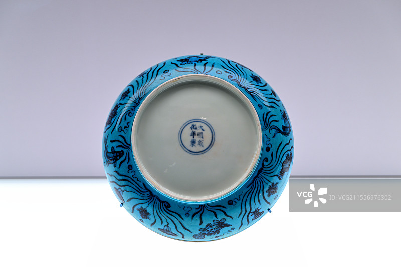 孔雀绿釉青花链鱼纹盘，景德镇窑，明成化，绿釉瓷盘，瓷器，文物，陶瓷馆，中国古代陶瓷，上海博物馆东馆图片素材