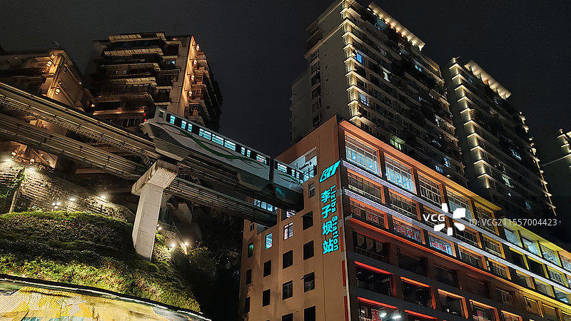 山城重庆李子坝站轻轨穿楼而过图片素材