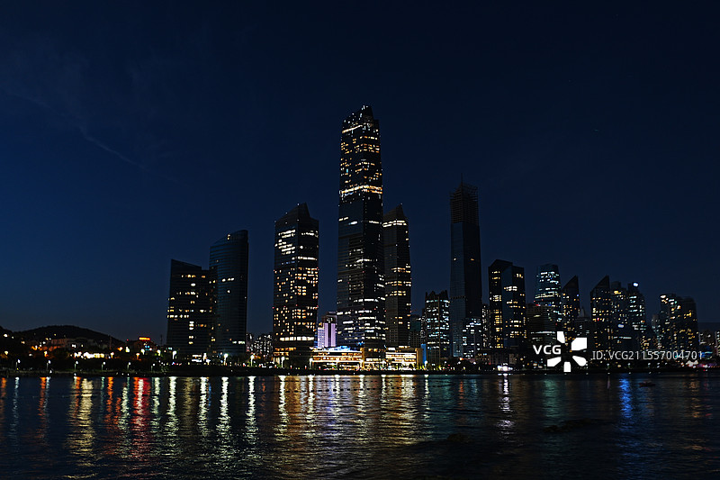 青岛三浴海天中心夜景内透图片素材