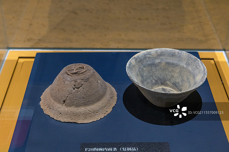 青海省博物馆F20陶碗内面条青铜时代齐家文化距今4200-3600年民和喇家遗址出土图片素材