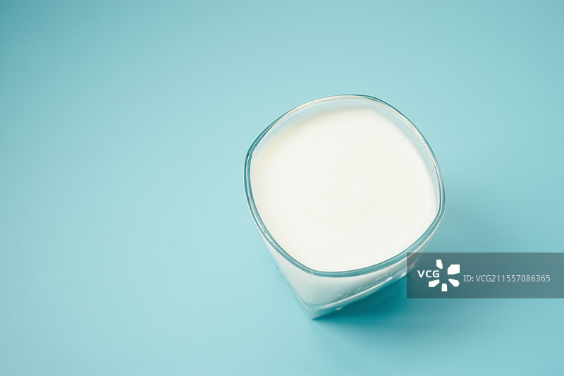 一玻璃杯牛奶图片素材