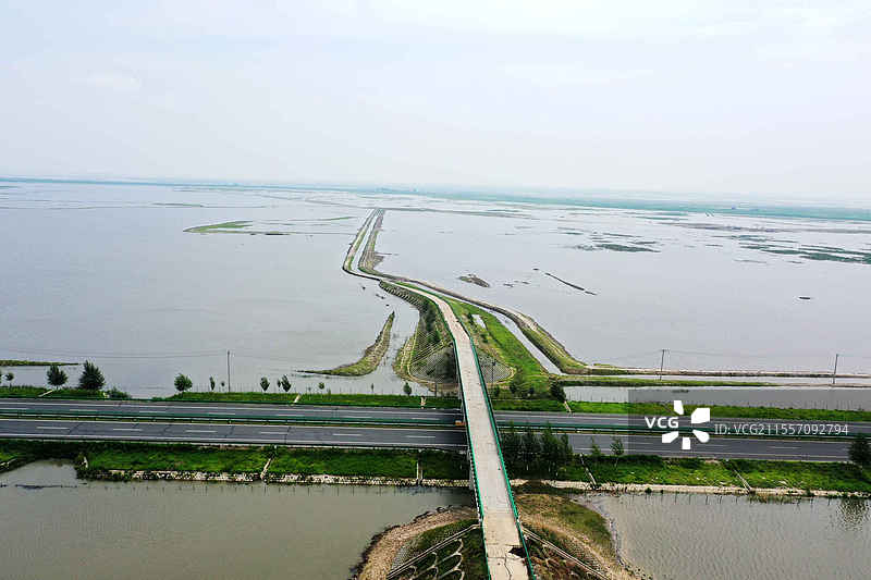 草原洪水与公路图片素材