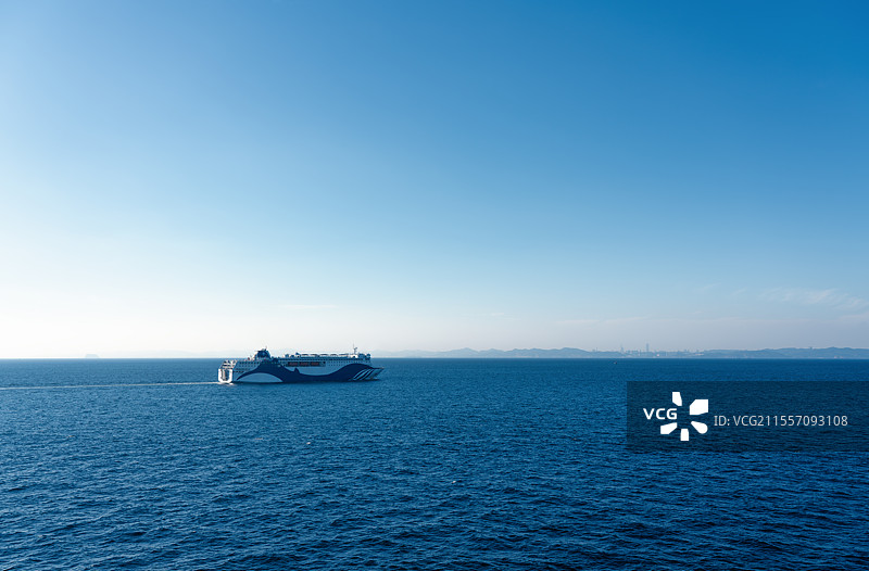 烟台到大连的客船即将抵达目的地图片素材