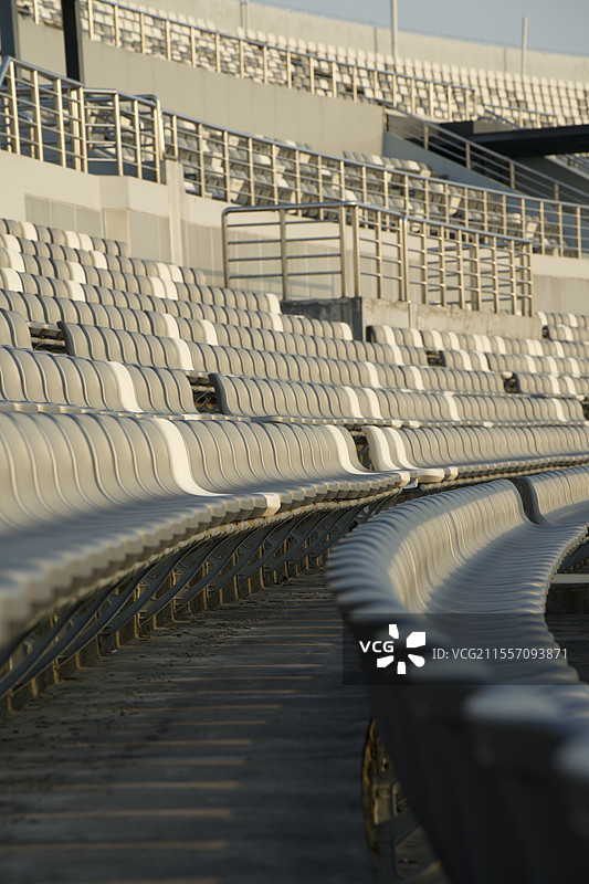 空寂看台：光影交织下的沉默守望图片素材