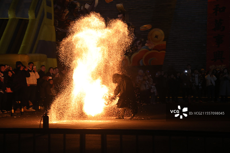 重庆市云阳县张飞庙景区三国印巷的打铁花火壶转花筒非遗表演图片素材