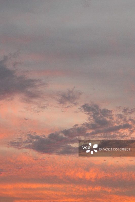 日落时戏剧性天空的低角度视图图片素材