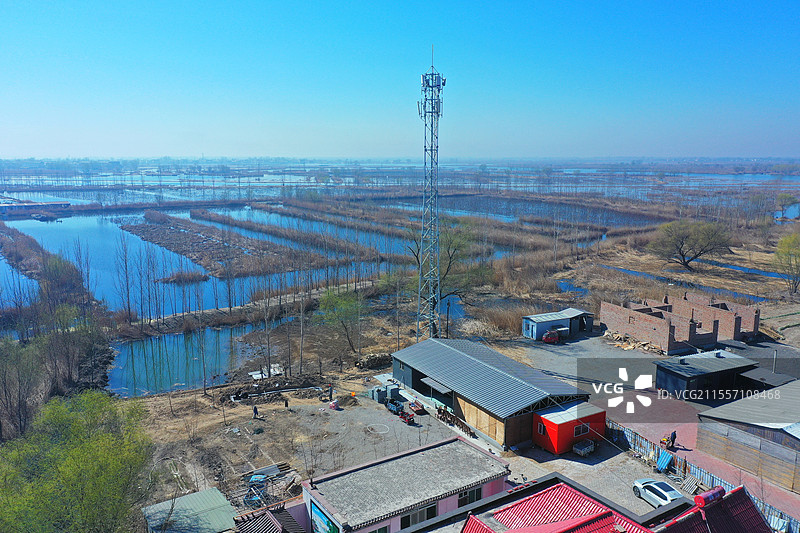 风梳细柳绿无疆，雨润娇桃花满塘。 潋滟清波浮翠岛，呢喃紫燕绕雕梁。 玉兰香沁乐开怀，碧水舟横韵一乡图片素材