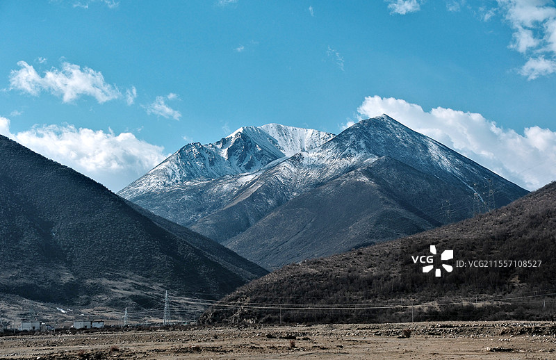 西藏拉萨墨竹工卡沿途风光河流村落山峦烟雾图片素材