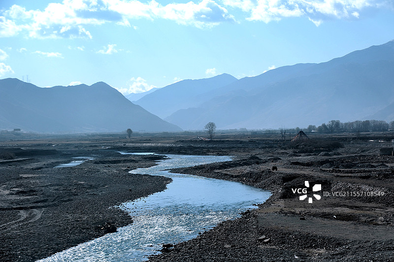 西藏拉萨墨竹工卡沿途风光河流村落山峦烟雾图片素材