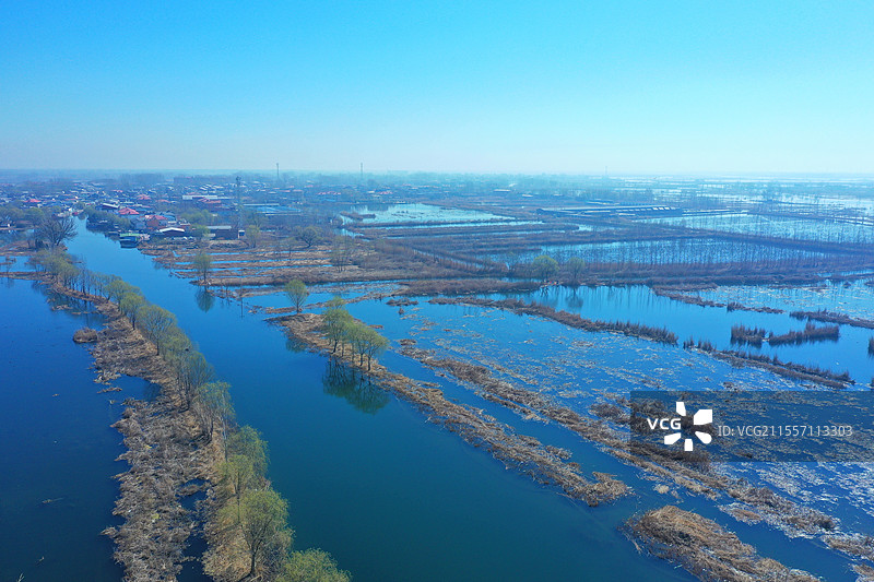 风梳细柳绿无疆，雨润娇桃花满塘。 潋滟清波浮翠岛，呢喃紫燕绕雕梁。 玉兰香沁乐开怀，碧水舟横韵一乡图片素材