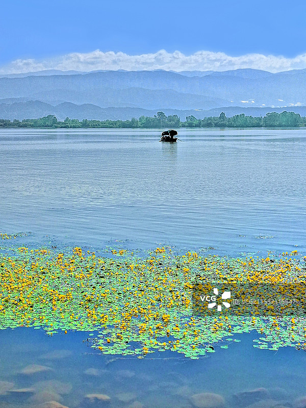 夏日里四川西昌邛海的湖光山色图片素材