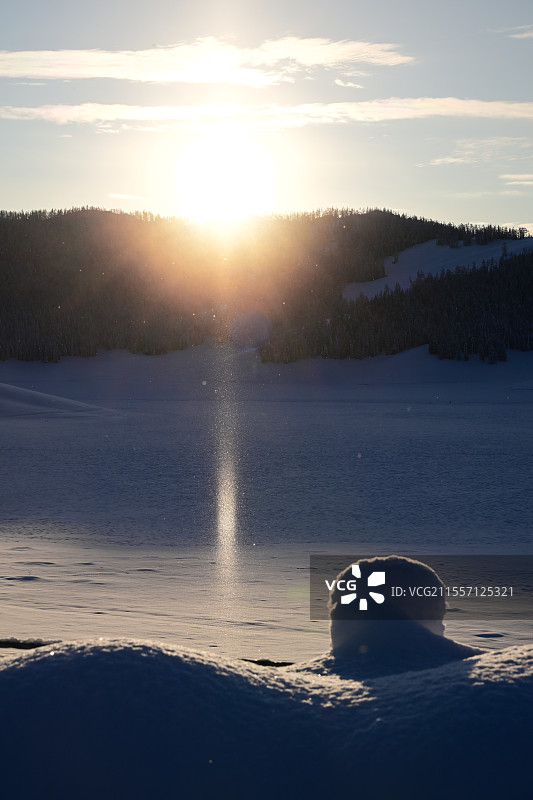 日光和冰晶柱图片素材