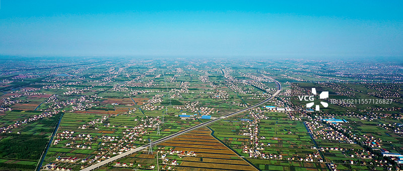 航拍视角，晴朗蓝天下的平原耕地图片素材