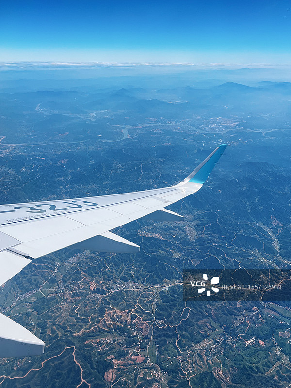 飞机飞过赣州上空看到的赣江水和崇山峻岭图片素材