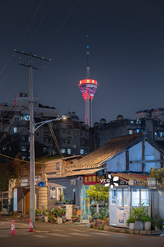 成都熊猫电视塔与老小区理发店图片素材