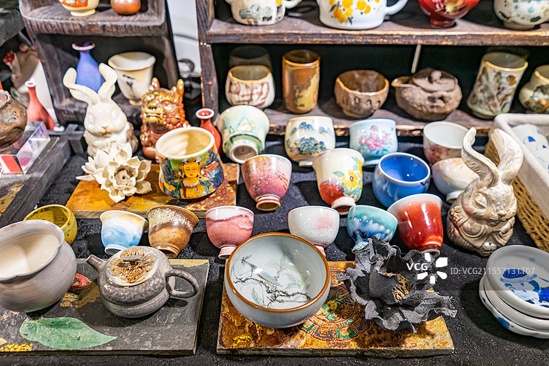 中国健康生活方式拍摄主题，茶室里的博古架和各种茶具茶杯茶道茶艺用品，室内无人图像摄影图片素材