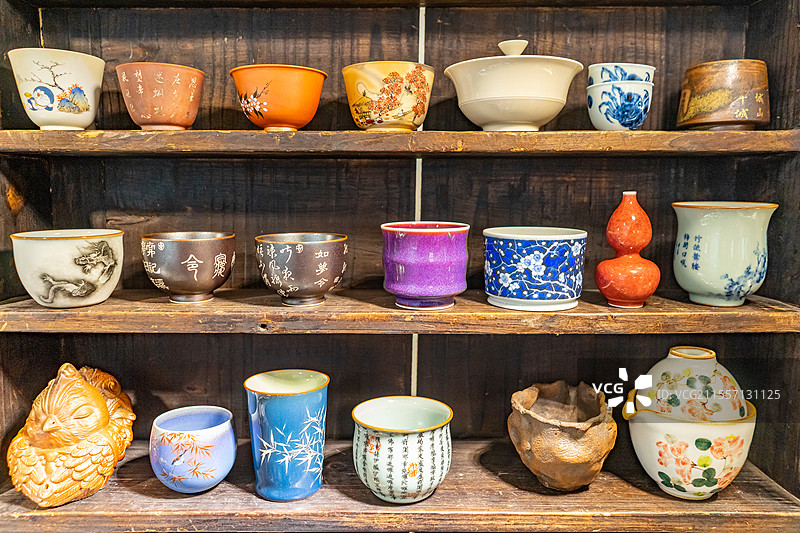 中国健康生活方式拍摄主题，茶室里的博古架和各种茶具茶杯茶道茶艺用品，室内无人图像摄影图片素材