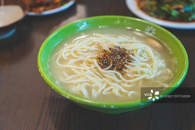 中国餐饮行业饮食产业，传统经典中国食品，美食拍摄主题，一碗拉面素面美食特写，室内无人图像图片素材