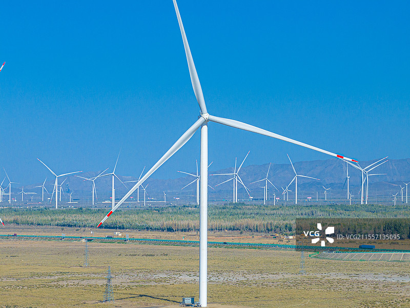乌鲁木齐柴窝堡湿地 风车 野马 戈壁滩图片素材