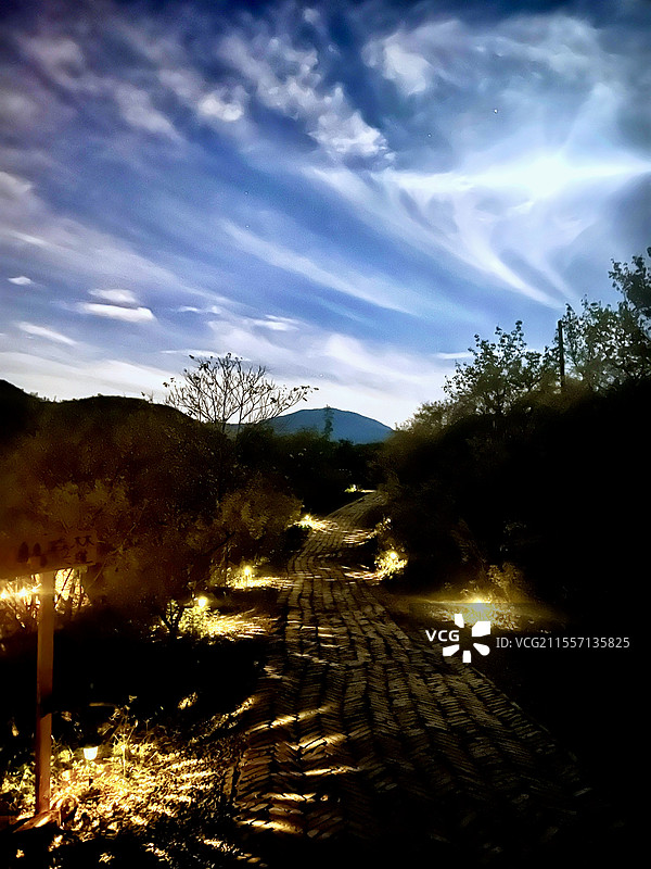 夜晚的山间小路图片素材
