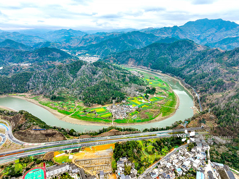 新安江铺展的一卷青黛图片素材