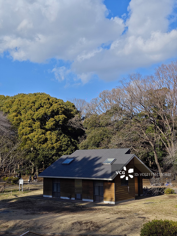 蓝天下日本东京代代木公园的木质小屋图片素材