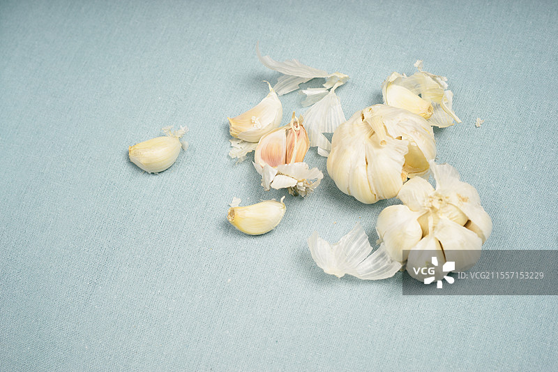 剥开的新鲜大蒜粒图片素材