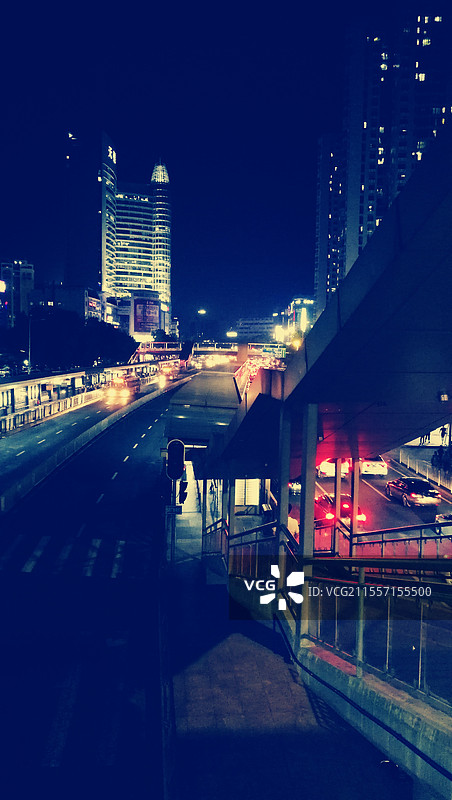 广州东圃镇BRT快速公交车站人行天桥城市夜景夜晚车辆灯光闪烁高楼大厦现代化大都市川流不息繁华活力忙碌图片素材