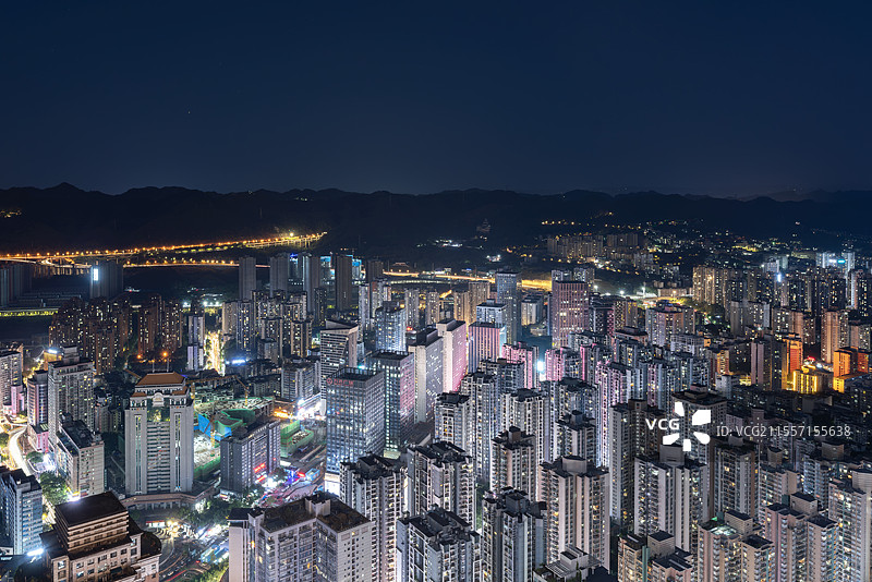 在重庆南坪最高楼楼顶俯瞰南岸区的内透夜景图片素材