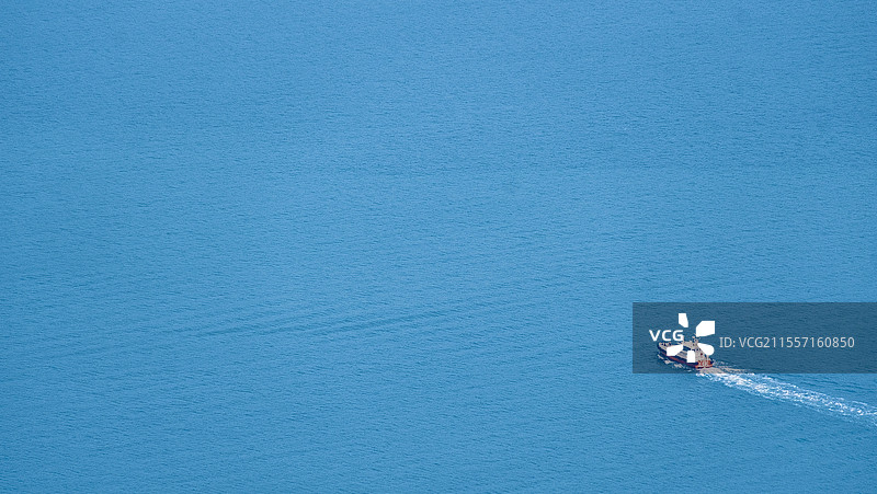 蔚蓝海面上驶出的船图片素材
