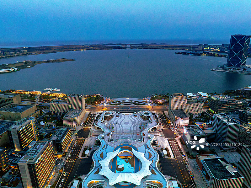 滴水湖地铁站 轨交16号线滴水湖站公交枢纽观景露台 航拍上海临港新城夜景 自贸区临港新片区图片素材