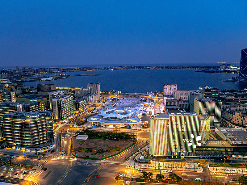 滴水湖地铁站 轨交16号线滴水湖站公交枢纽观景露台 航拍上海临港新城夜景 自贸区临港新片区图片素材