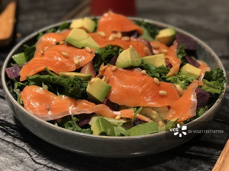 健康饮食-三文鱼牛油果沙拉图片素材