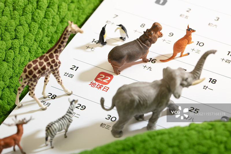 微缩创意日历上的世界地球日与各种动物图片素材