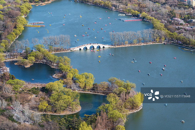 俯瞰北京玉渊潭公园八一湖中堤桥游船图片素材