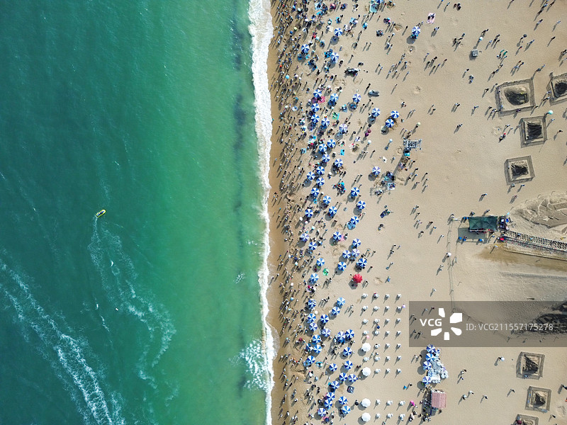 航拍深圳大梅沙络绎不绝的热闹的游客和碧蓝的海水图片素材
