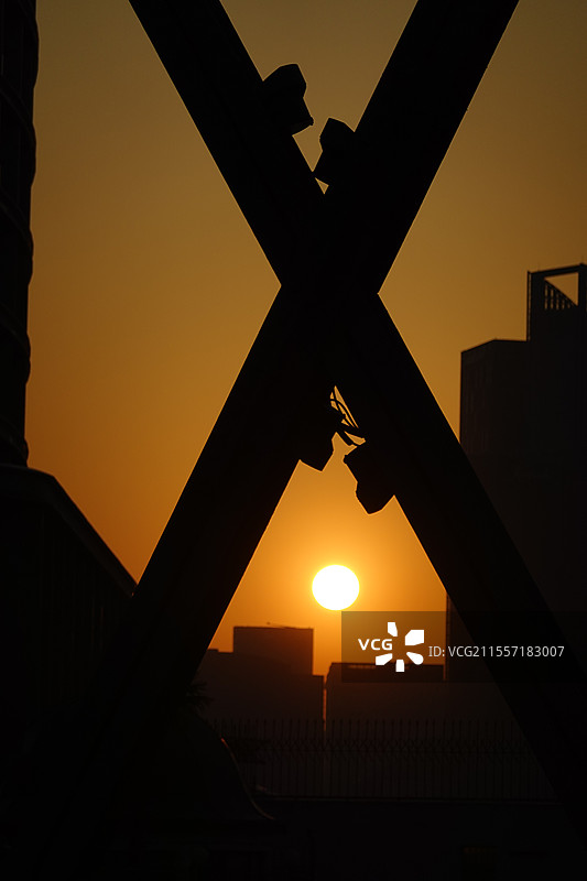 上海外滩外白渡桥日出悬日剪影图片素材