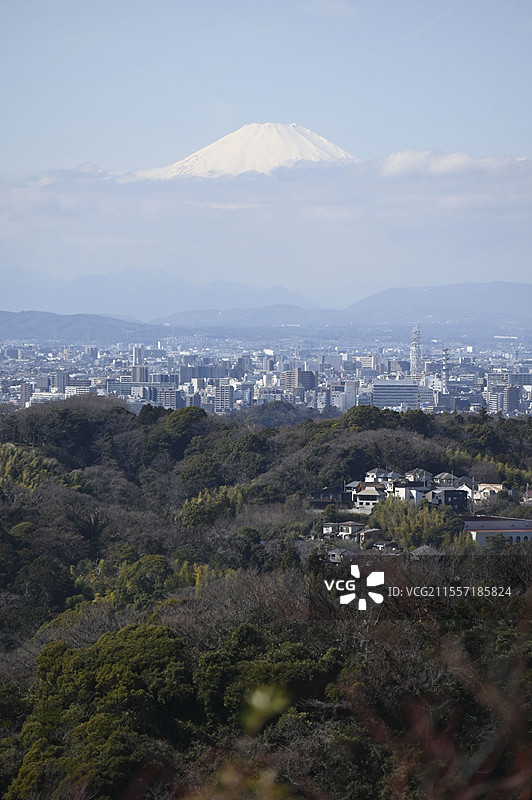 日本镰仓建长寺内登山眺望富士山的壮阔自然风光图片素材