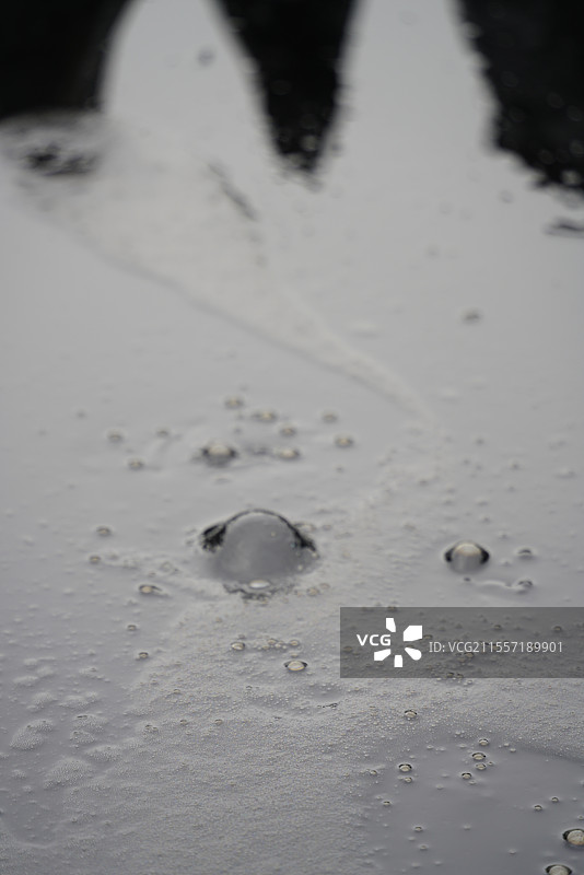 克拉玛依黑油山油井油池油泡石油原油高角度视图图片素材